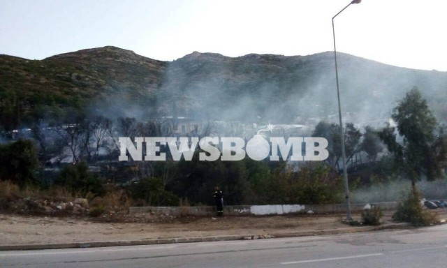 Σάμος: Έσβησε η φωτιά στον καταυλισμό προσφύγων - Μάχη της Πυροσβεστικής