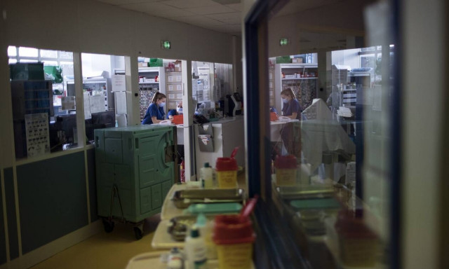 Κορονοϊός - «Μαύρη» πρόβλεψη: Διαδοχικά νέα κύματα μέχρι τέλος του χειμώνα