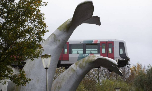 Απίστευτες εικόνες: Εκτροχιάστηκε συρμός και προσγειώθηκε σε γλυπτό φάλαινας!