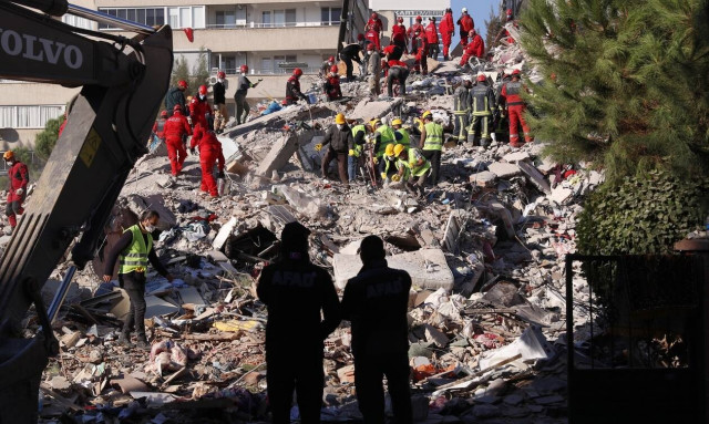 Σμύρνη: Συγκλονιστικές στιγμές στα χαλάσματα - «Θέλω να βγω, θέλω νερό», φωνάζει 14χρονος