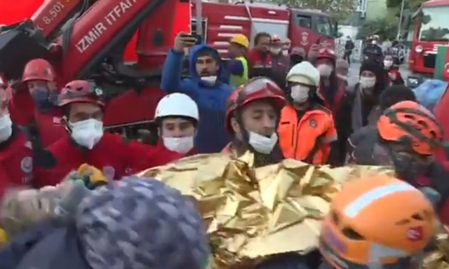 Σμύρνη: «Θαύμα» στα συντρίμμια - Ανασύρθηκε ζωντανή 3χρονη μετά από 65 ώρες εγκλωβισμού