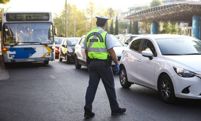 Κορονοϊός: Σκέψεις για απαγόρευση μετακινήσεων το σαββατοκύριακο από νομό σε νομό