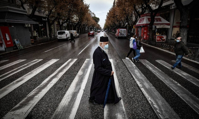 Σε lockdown η Θεσσαλονίκη: Στοιχειωμένη πόλη με κλειστά μαγαζιά και έρημους δρόμους (pics)