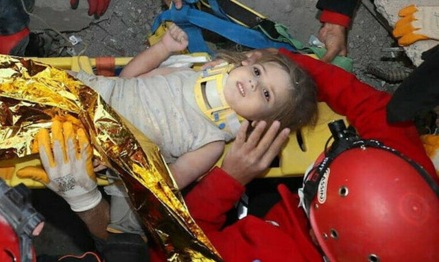 Σεισμός - Σμύρνη: Θαύμα στα ερείπια - Έβγαλαν ζωντανή 4χρονη μετά από 91 ώρες