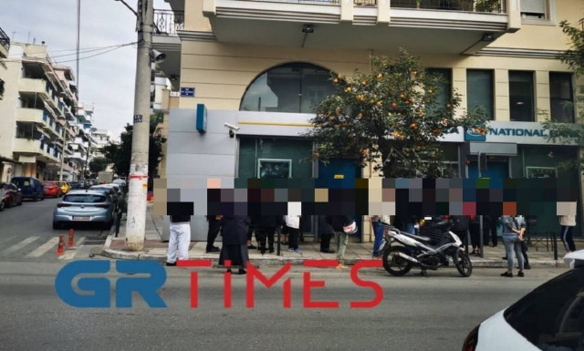 Lockdown Θεσσαλονίκη: Αδιόρθωτοι! Συνωστισμός στις ουρές εν μέσω καραντίνας