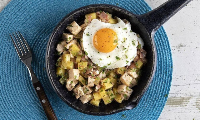 Άκης Πετρετζίκης: Τηγανιά με κοτόπουλο, πατάτες και αβγά