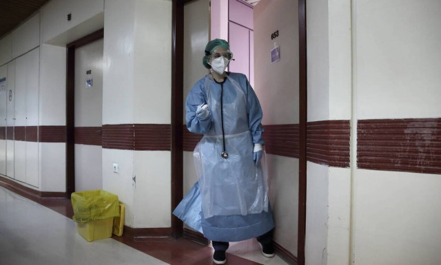 Κορονοϊός: 4 στους 10 διασωληνωμένους είναι κάτω από 65 χρόνων