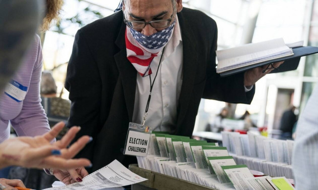 Εκλογές ΗΠΑ: Οι δικηγόροι του Τραμπ ζητούν να σταματήσει η καταμέτρηση των ψήφων στην Τζόρτζια