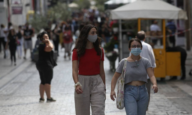 Lockdown Αθήνα: «Πλημμύρισε» η Ερμού - Ουρές στα καταστήματα για ψώνια της τελευταίας στιγμής