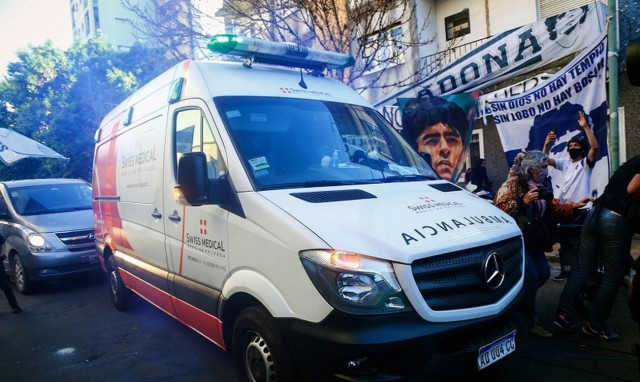 Ντιέγκο Μαραντόνα: Χαμόγελα μετά την επέμβαση στο κεφάλι - «Πρέπει να αλλάξει φιλοσοφία ζωής»