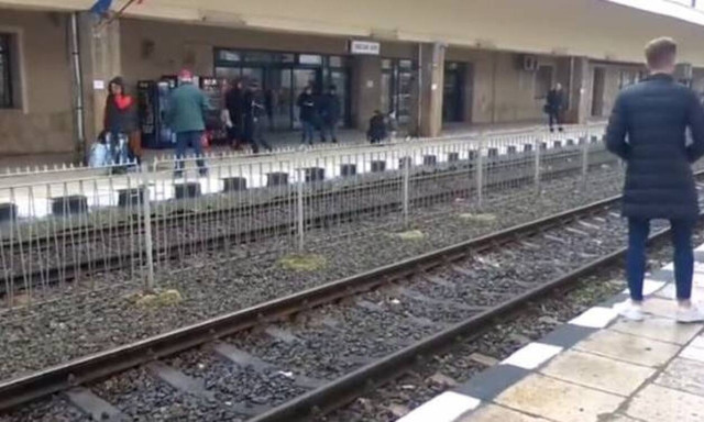 Ανατριχίλα: Περιμένουν το τρένο και ξαφνικά ακούγεται... αυτό! (video)