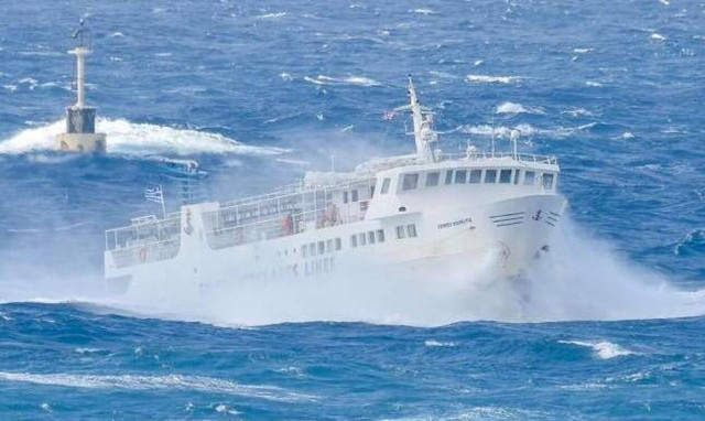 «Χορεύει» στα κύματα το Εξπρές Σκοπελίτης – Εικόνες που κόβουν την ανάσα!