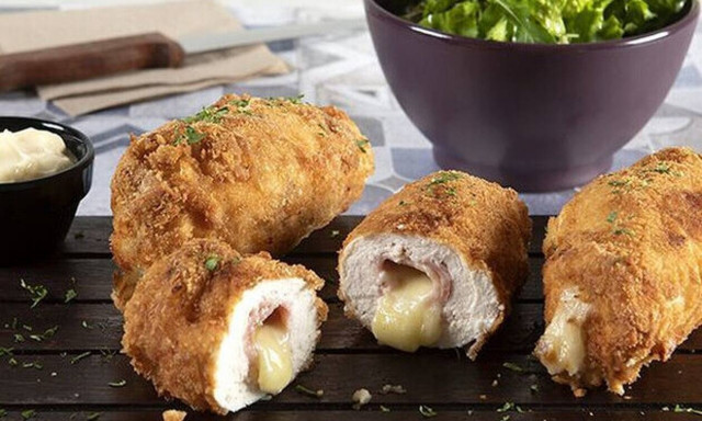 Πανεύκολη συνταγή: Κοτόπουλο Cordon Bleu στο τηγάνι από τον Άκη Πετρετζίκη