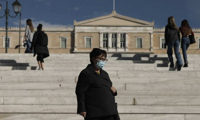 Lockdown: Ο πήχης της κυβέρνησης για να σπάσει τον «γύψο» της καραντίνας ή να την επεκτείνει