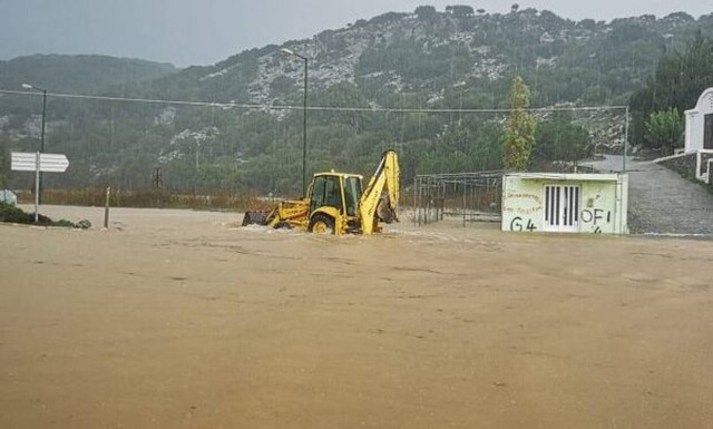 Ισχυρή κακοκαιρία «χτύπησε» την Κρήτη: Πλημμύρες και εγκλωβισμοί στο Οροπέδιο Λασιθίου (pics - vid)