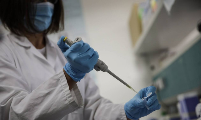 Κορονοϊός: Ποιοι έχουν φυσική ανοσία – Τι λέει η έρευνα Ελλήνων επιστημόνων στο Λονδίνο