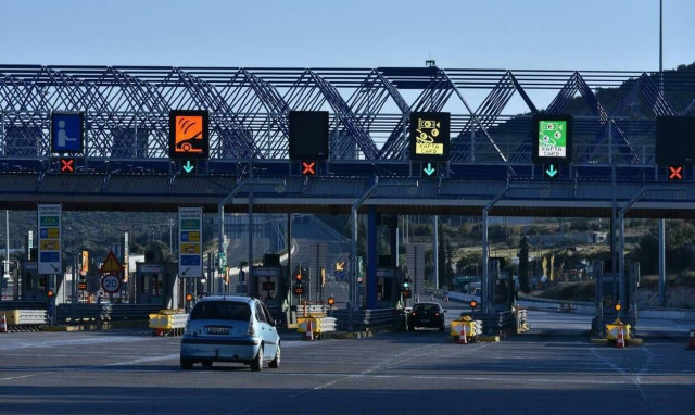 Congestion and heavy traffic at toll stations ahead of lockdown on Saturday morning	
