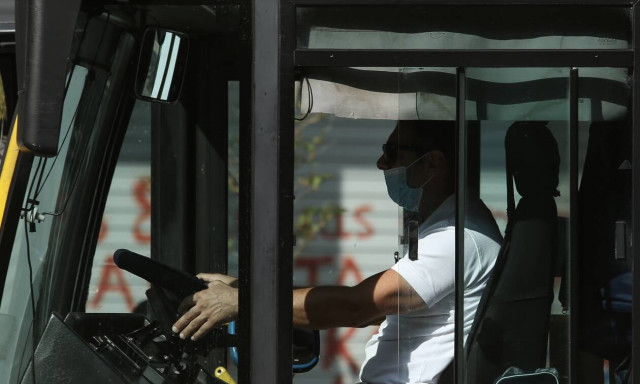 Lockdown: Ολα τα μέτρα για μετακινήσεις με ΜΜΜ, ΙΧ, ταξί, αεροπλάνα