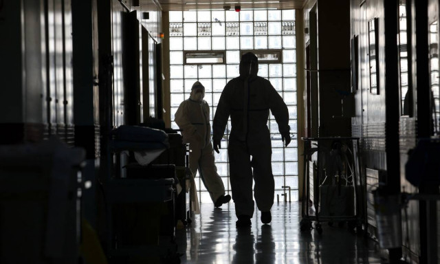 Κορονοϊός: 300 μόνιμοι γιατροί στις ΜΕΘ από αύριο με εντολή Κικίλια