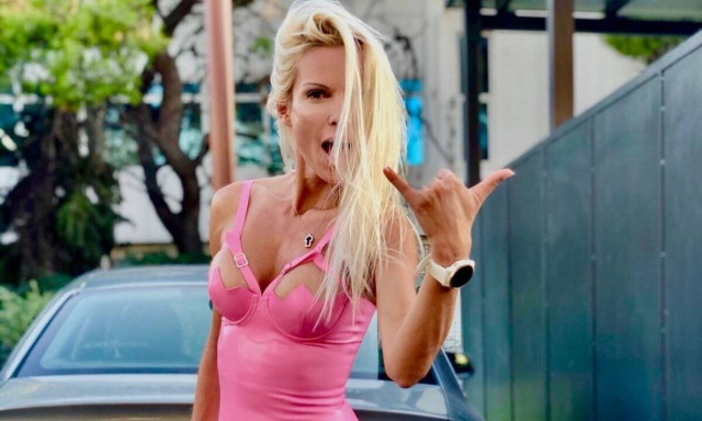 Η πιο «καυτή» Ελληνίδα μάνα τα… πέταξε όλα σε ATM (photos)