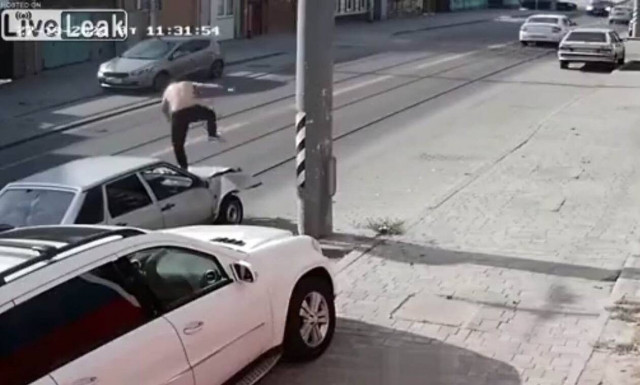 Αν είσαι «μάστορας» τρακάρεις και κάνεις την επισκευή επί τόπου (vid)