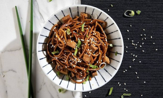 Άκης Πετρετζίκης: Noodles με κοτόπουλο