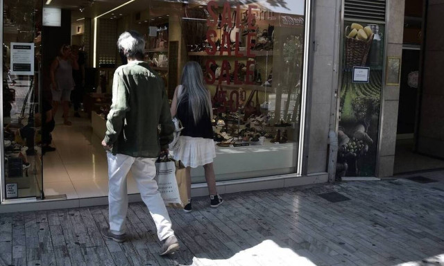 Ενδιάμεσες εκπτώσεις: Ο Εμπορικός Σύλλογος Αθηνών ζητά την κατάργησή τους