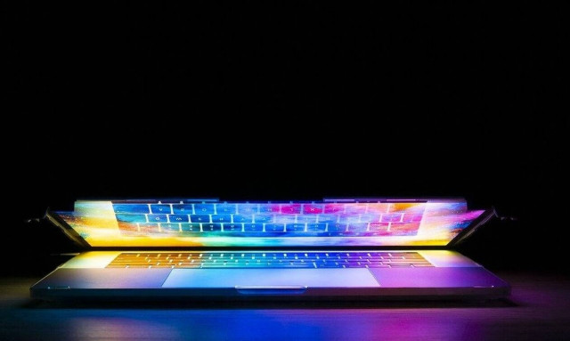 Lockdown - Ωραία πράγματα: «Κλειστείτε μέσα, αλλά μην μπαίνετε στο ίντερνετ 9:00 π.μ. με 6:00 μ.μ.»