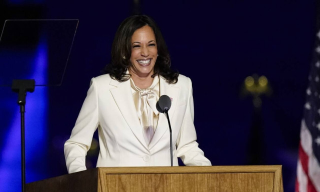 H Kamala Harris δεν επέλεξε τυχαία λευκό σακάκι και αυτός είναι ο λόγος