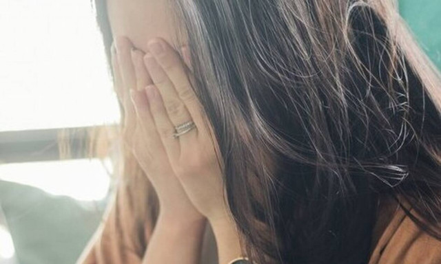 «Μπορεί να βγάζω σπυράκια στο πρόσωπό μου επειδή κλαίω»; Ιδού η απάντηση