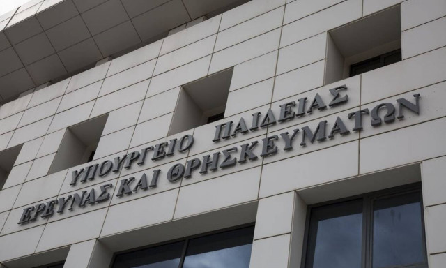 Lockdown - τηλεκπαίδευση: Όποια πέτρα κι αν σηκώσεις από κάτω είναι το υπουργείο Παιδείας 