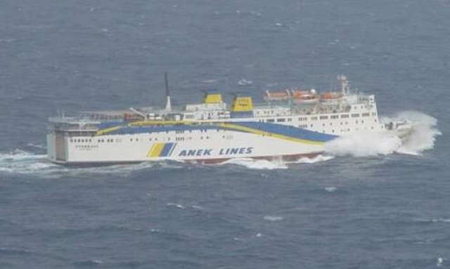 Αποκολλήθηκε το οχηματαγωγό πλοίο «Πρέβελης»: Είχε προσαράξει έξω από το λιμάνι της Καρπάθου