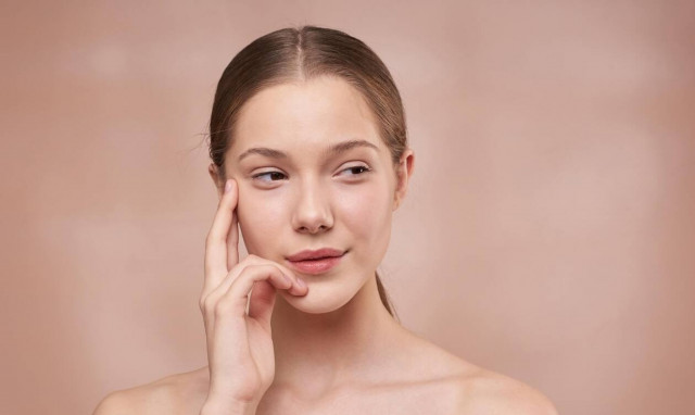 Σταμάτησες να βάφεσαι στην καραντίνα; Έτσι θα «αντιδράσει» η επιδερμίδα σου