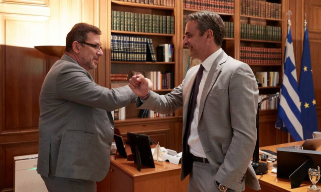 Τηλεφωνική επικοινωνία Μητσοτάκη με τον Έλληνα CEO της Pfizer, Άλμπερτ Μπουρλά