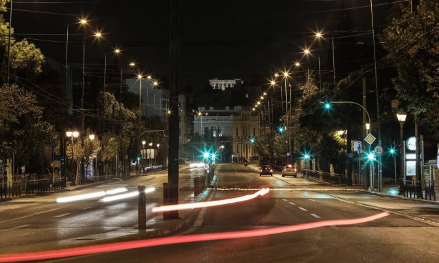 Lockdown: Οι επόμενες μέρες θα κρίνουν τα πάντα - Μείωση των SMS και καθολική καραντίνα μετά τις 9μμ