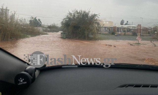 Κακοκαιρία: Τρομακτικές εικόνες κατέγραψε εγκλωβισμένος στην Κρήτη