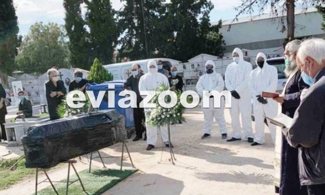 Κορονοϊός: «Γροθιά» στο στομάχι η εικόνα από κηδεία ανθρώπου που «έφυγε» από Covid-19