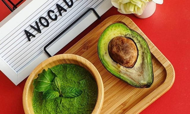 Η πιο εύκολη μάσκα για λεία μαλλιά