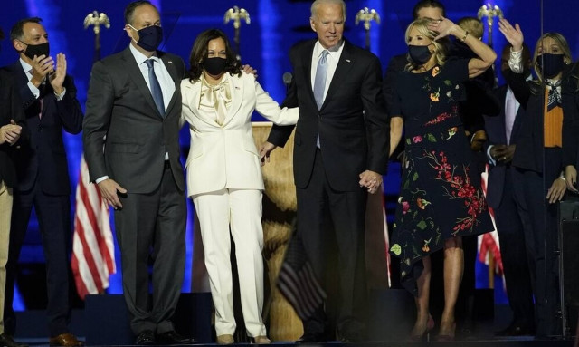 Οι σχεδιαστές μόδας που επιλέγουν η Kamala Harris και η Jill Biden 