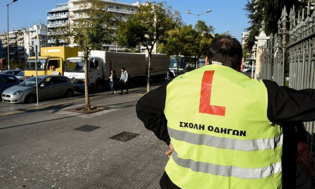 Δίπλωμα οδήγησης: Εξετάζεται διεύρυνση του ωραρίου στις θεωρητικές εξετάσεις λόγω πολλών υποψηφίων