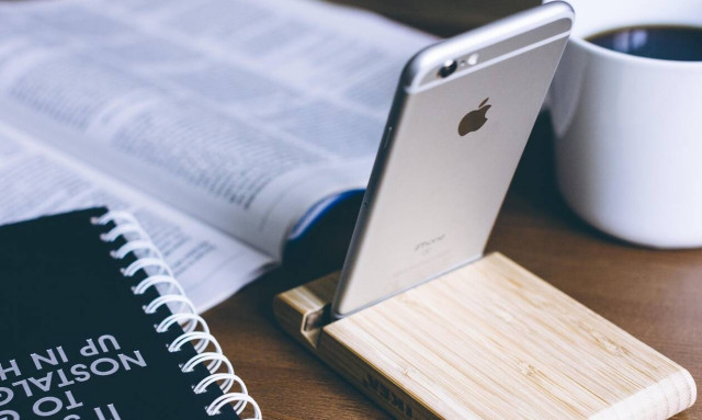 Πώς θα κάνεις το κινητό σου να στηριχτεί ακόμη και χωρίς holder;