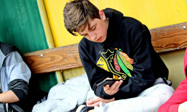 Πέντε πράγματα που πρέπει να σκεφτείτε πριν αγοράσετε κινητό στο παιδί σας