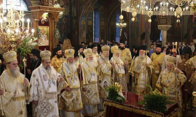 Έτσι «φούντωσε» ο κορονοϊός στην Πέλλα!  Eικόνες συνωστισμού σε εκκλησιαστική τελετή