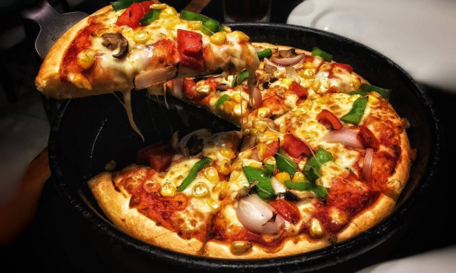 Φτιάξε πίτσα σε 5’ χωρίς να τη βάλεις στον φούρνο