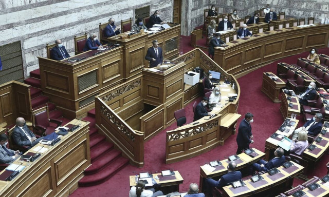 Βουλή: Σύγκρουση κυβέρνησης - αντιπολίτευσης για τη διαχείριση της υγειονομικής κρίσης