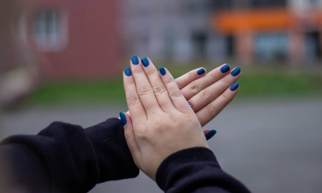 Αυτό το χρώμα νυχιών υπόσχεται να σε κάνει πιο… αισιόδοξη