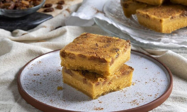 Άκης Πετρετζίκης: Μπομπότα γλυκιά με σταφίδες