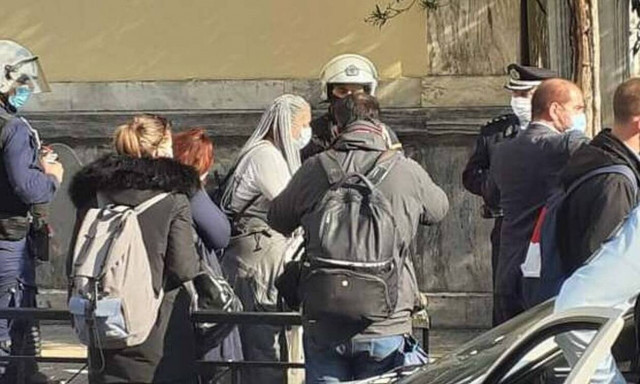 Προσαγωγές έξω από το Πολυτεχνείο - Νεαροί «ταμπουρώθηκαν» στο εσωτερικό του