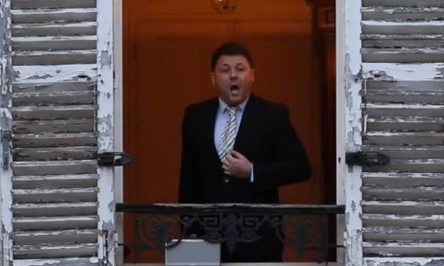 Ένας τενόρος τραγουδάει από το παράθυρό του στο Παρίσι εν μέσω καραντίνας