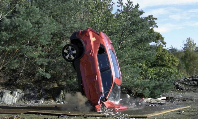 Η Volvo κάνει το πιο ακραίο crash test στα αυτοκίνητά της (vid)